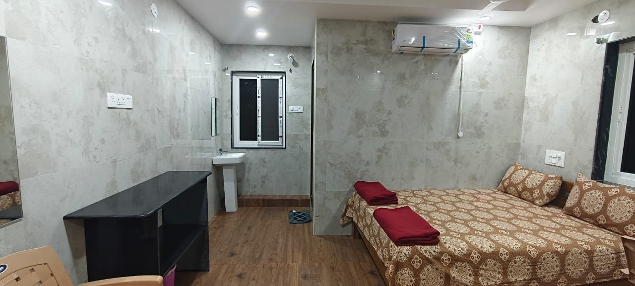 Hotels in Mantralayam with Parking and Power Backup